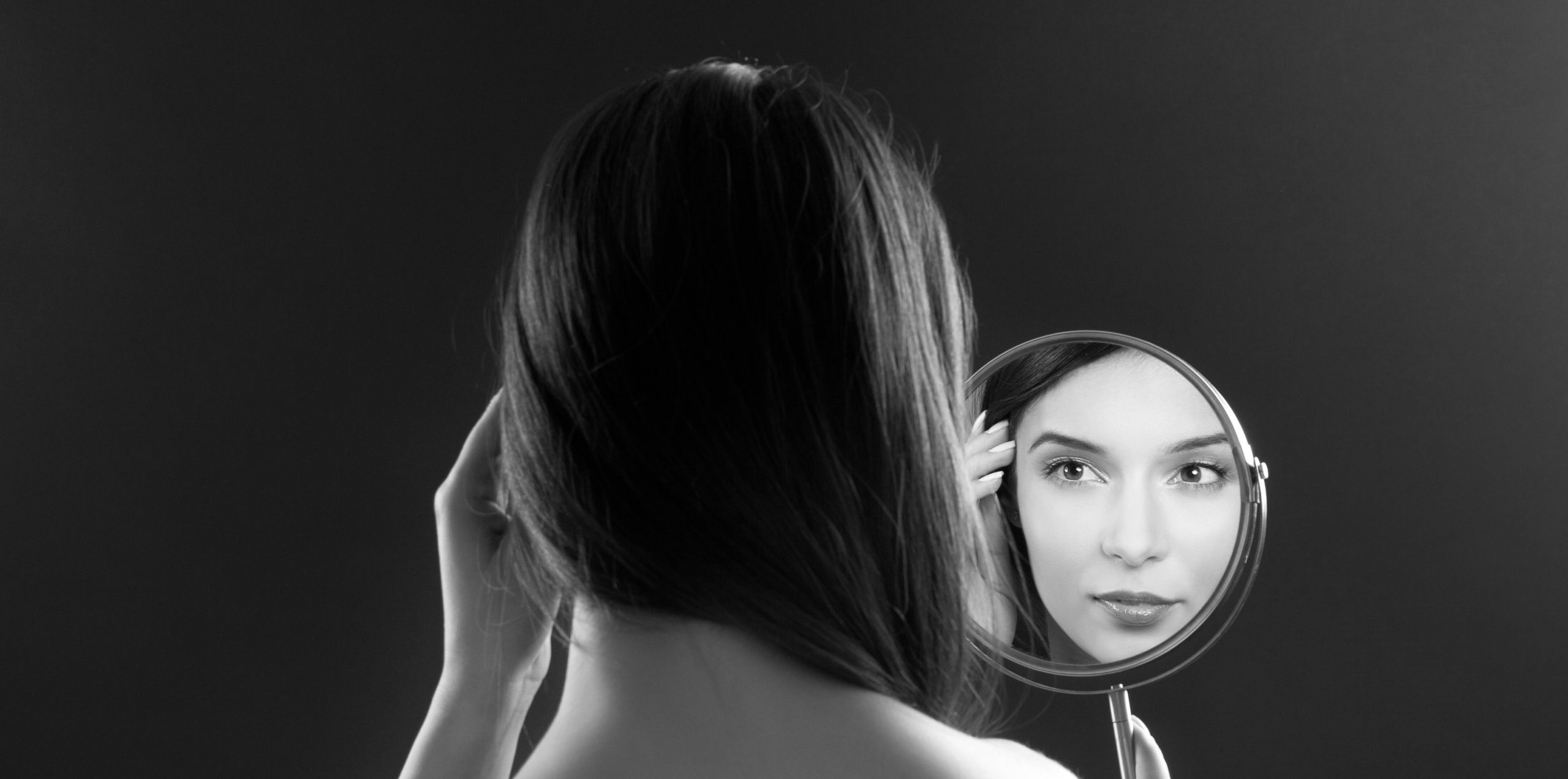 Отражались какое лицо. Отражение в зеркале. Девушка смотрится в зеркало. Отражение лица в зеркале. Девушка в отражении зеркала.